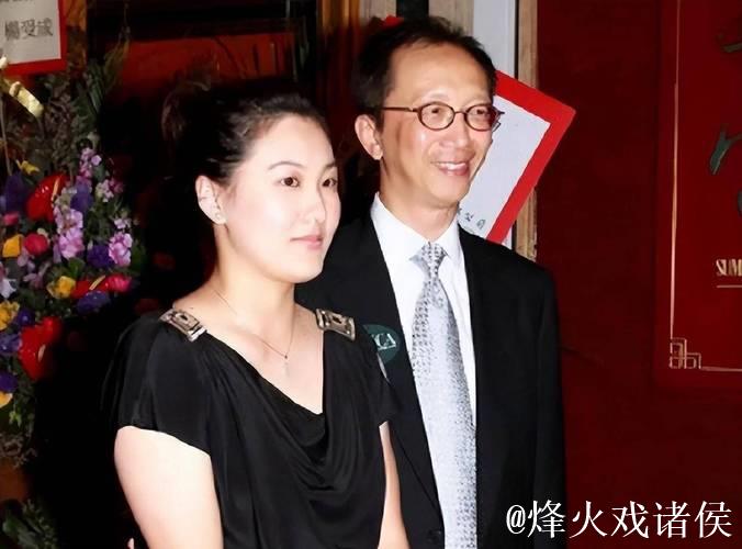 恩爱23年难敌残酷现实，73岁梁锦松明显衰老，47岁伏明霞依旧嫩如少女